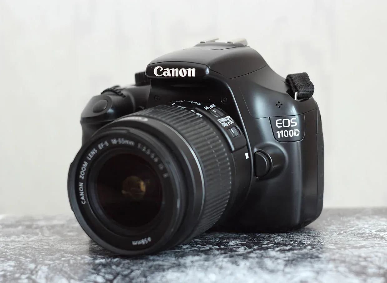 Eos 1100d. Canon EOS 1100d Kit 18-55mm. Зеркальный фотоаппарат сanon 1100d 18-55mm. Canon 1100d зум. Никон 1100.