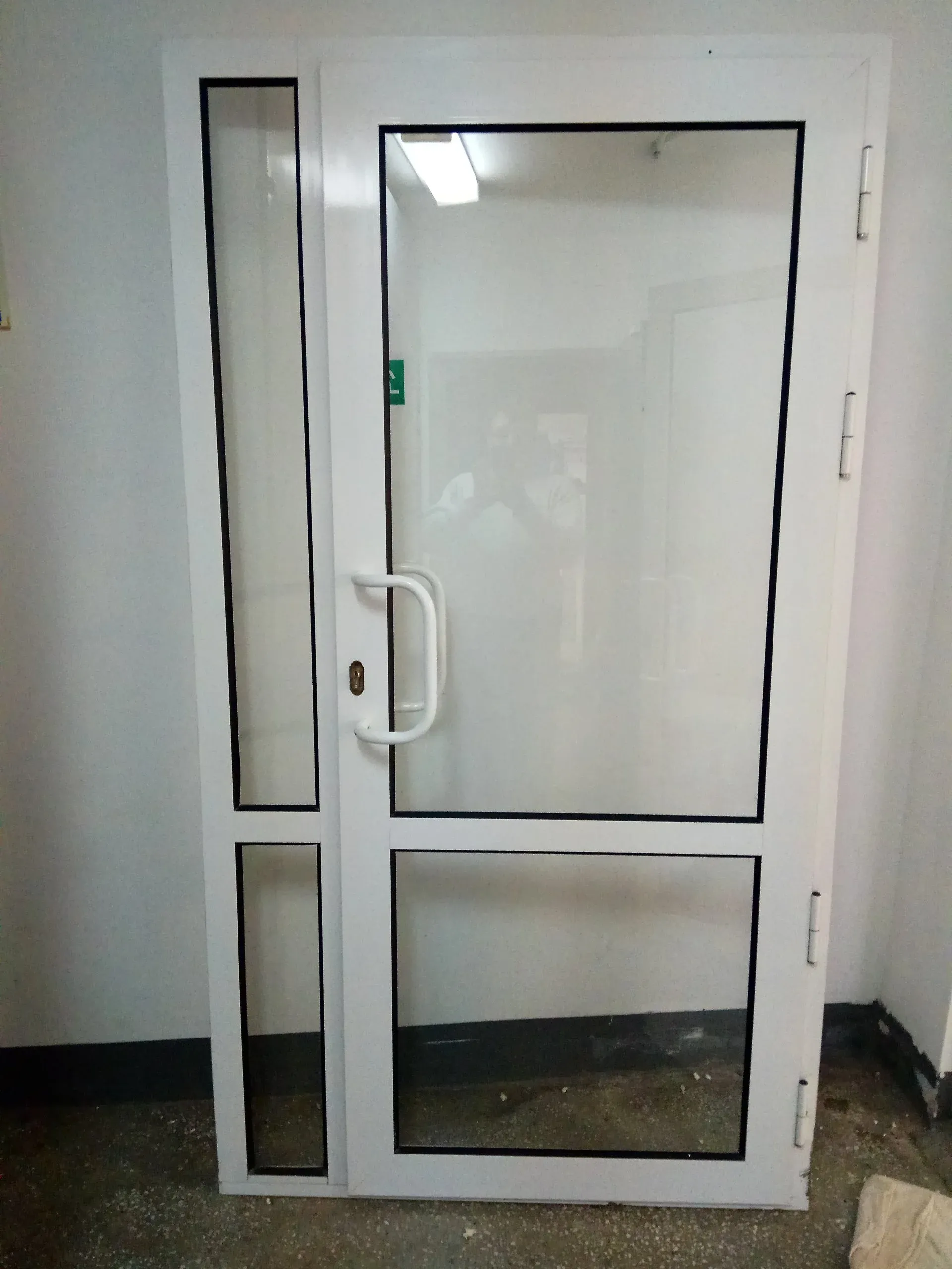 Авито двери со стеклом. Дверь алюминиевая цвет RAL 9016. Алюминиевые двери со стеклом входные. Одностворчатая пластиковая дверь. Алюминиевая дверь одностворчатая.