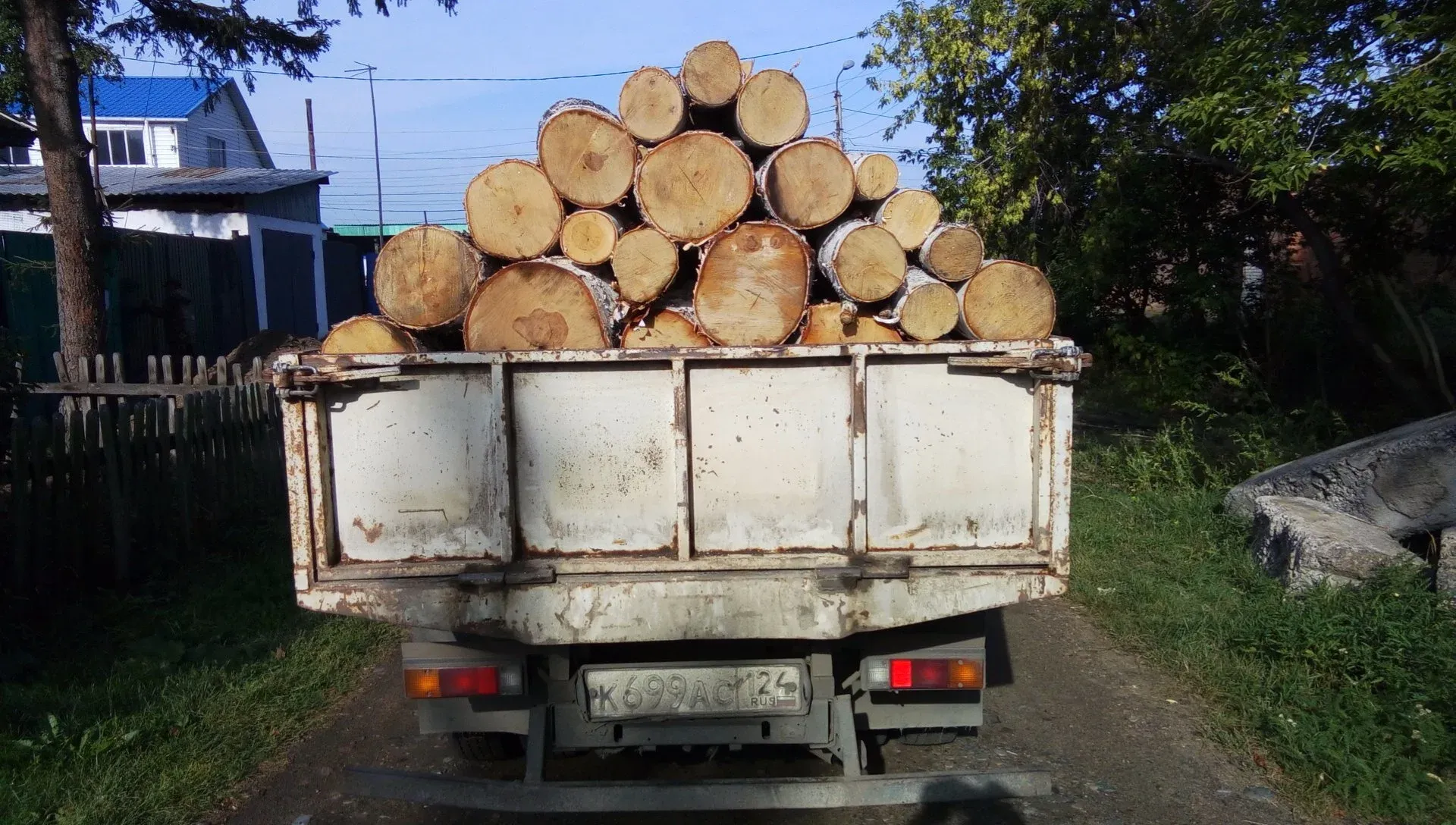 10 кубометров дров. Газель 2.5кубов дров. Газель 6 кубов дров. Пять кубов дров. Машина 6,5 кубов с дровами.