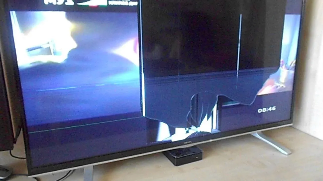 Разбитый телевизор lg. Разбитый телевизор. Разбитый плазменный телевизор. Разбитая матрица на телевизоре. Сломанный ЖК телевизор.