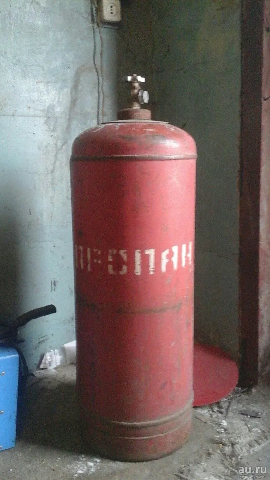 Старый красный газовый баллон