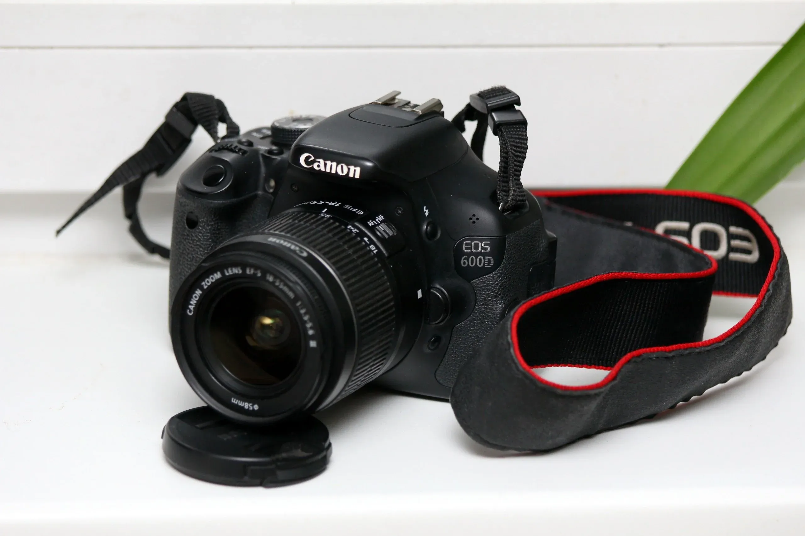 Canon d купить. Кэнон ЕОС 600д. Камера Canon EOS 600d. Canon EOS 600d Kit. Зеркалка Canon 600d.