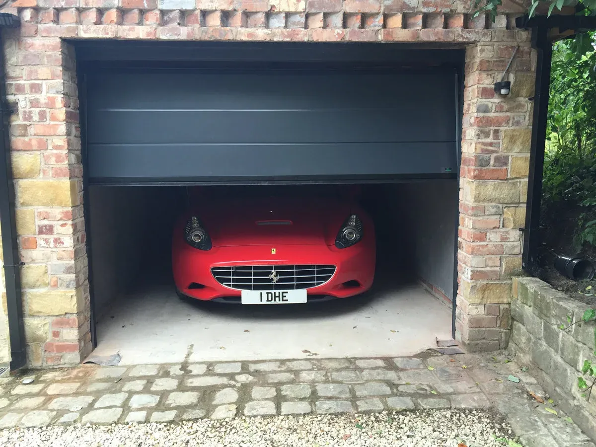 Гараж для автомобиля ворота. Необычные гаражные ворота. Машина в гараже. Необычные ворота для гаража. Гаражные ворота машина.