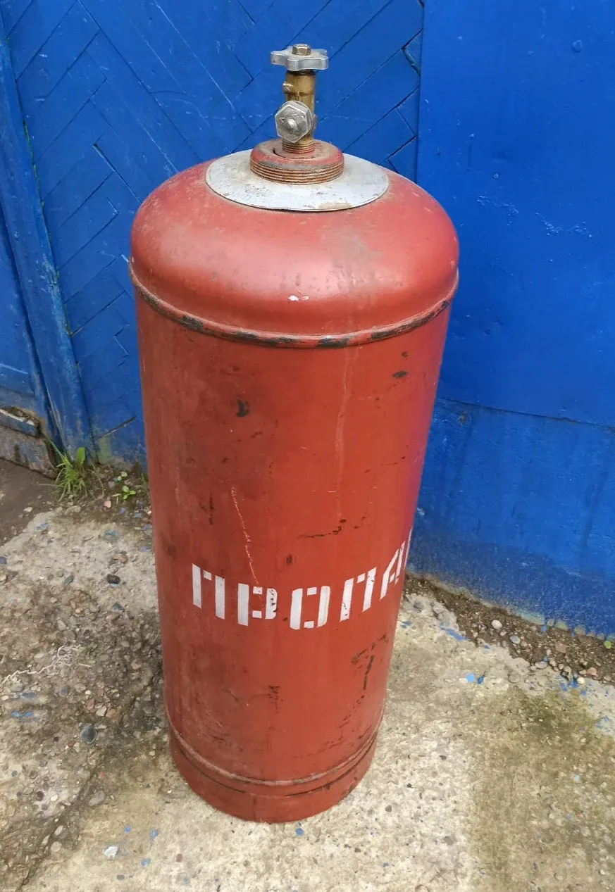 Перекачали баллон пропаном. Газовый баллон. Газовый баллон пропан. Газовый баллон 50 литров. Баллон газовый 50л.