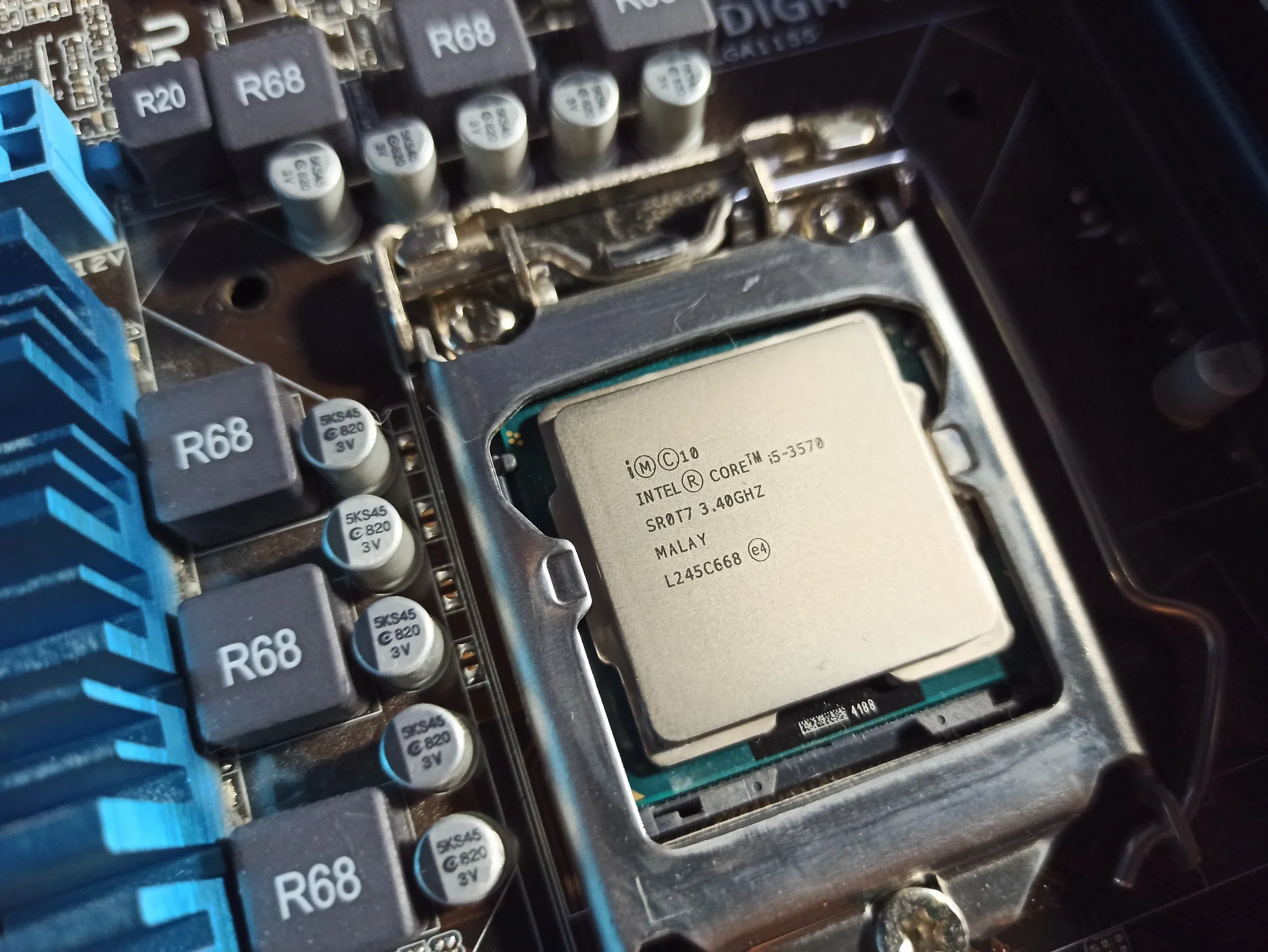 Процессоры на lga 1155. Прямоугольный процессор Intel. Список процессоров на лга 1155.