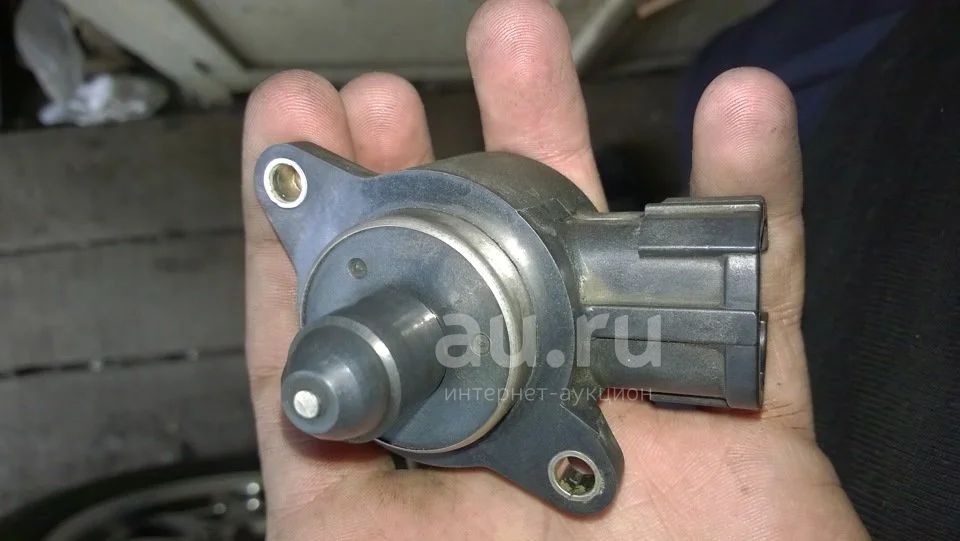 где находится датчик холостого хода на ниссан ад