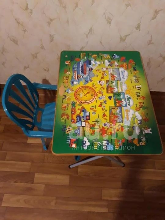 Детский раскладной столик и пластиковый стульчик —  в Красноярске .