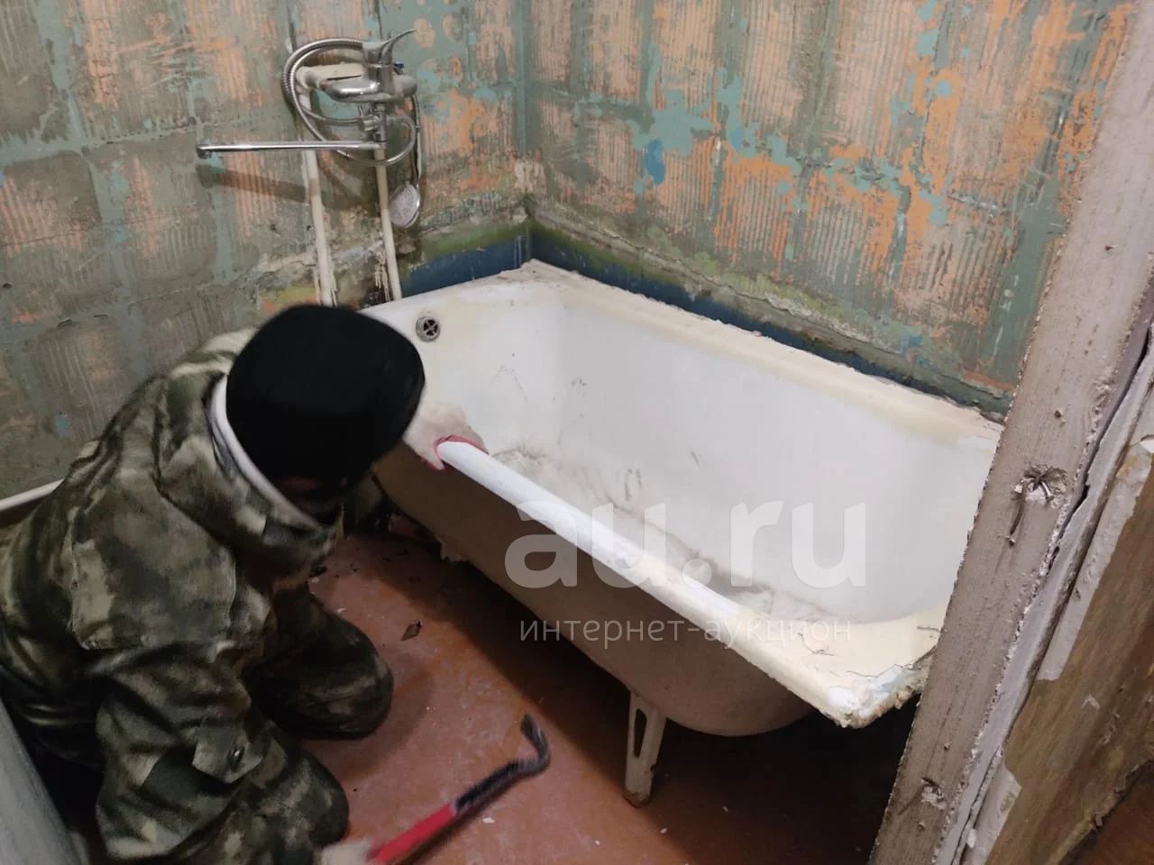 Демонтаж и вывоз чугунной ванны. Демонтаж старой ванны. вывоз чугунных ванн. ванна из холодильника. вывоз чугунных ванн спб.