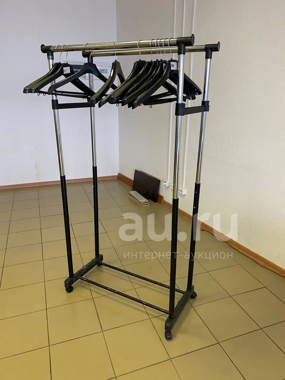 Перекатная вешалка с плечиками — купить в Красноярске. Состояние: Б/у ...